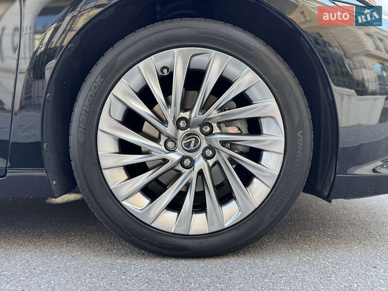 Седан Lexus ES 2018 в Києві