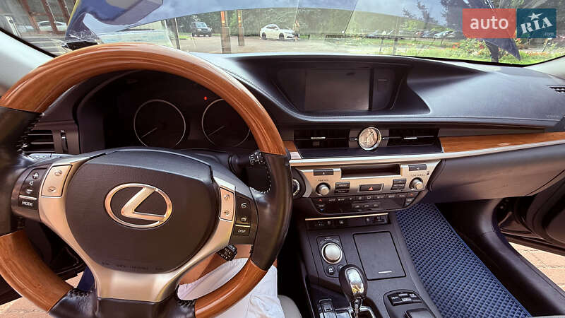 Седан Lexus ES 2013 в Чернигове
