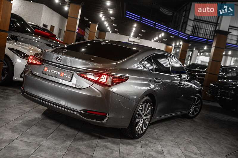 Седан Lexus ES 2019 в Ужгороде