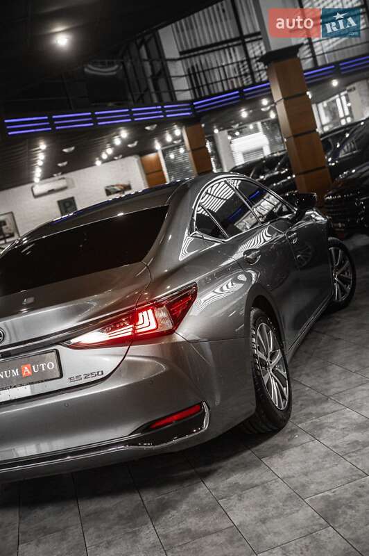Седан Lexus ES 2019 в Ужгороде