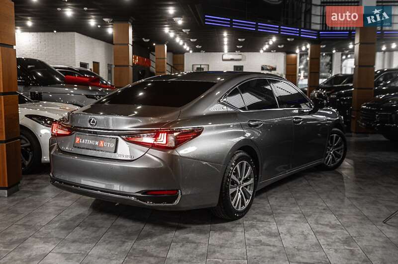 Седан Lexus ES 2019 в Ужгороде