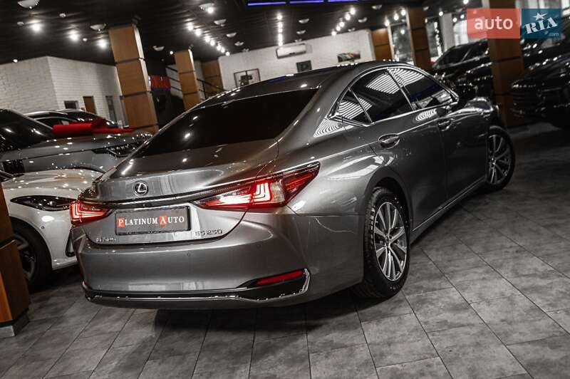 Седан Lexus ES 2019 в Ужгороде