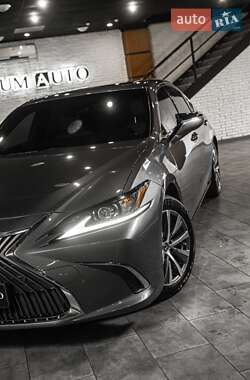 Седан Lexus ES 2019 в Ужгороде