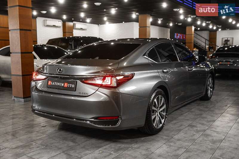 Седан Lexus ES 2019 в Ужгороде