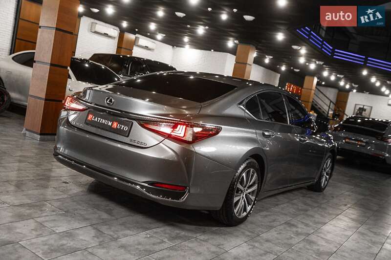 Седан Lexus ES 2019 в Ужгороде