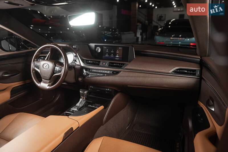 Седан Lexus ES 2019 в Ужгороде