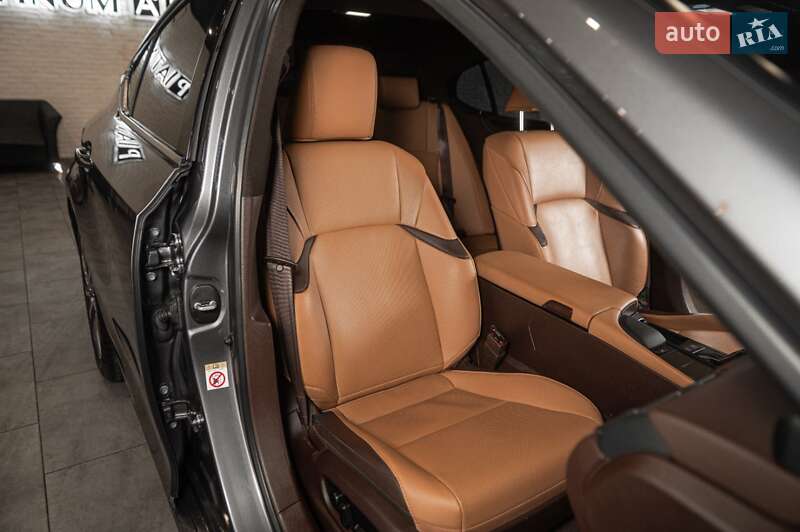 Седан Lexus ES 2019 в Ужгороде
