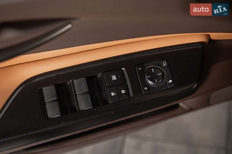 Седан Lexus ES 2019 в Ужгороде