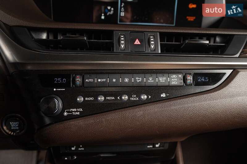 Седан Lexus ES 2019 в Ужгороде