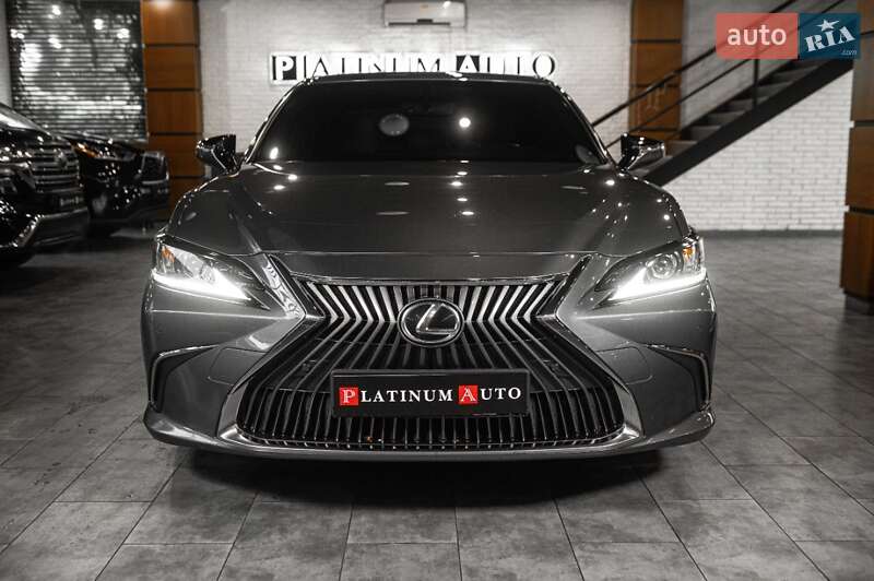 Седан Lexus ES 2019 в Ужгороде