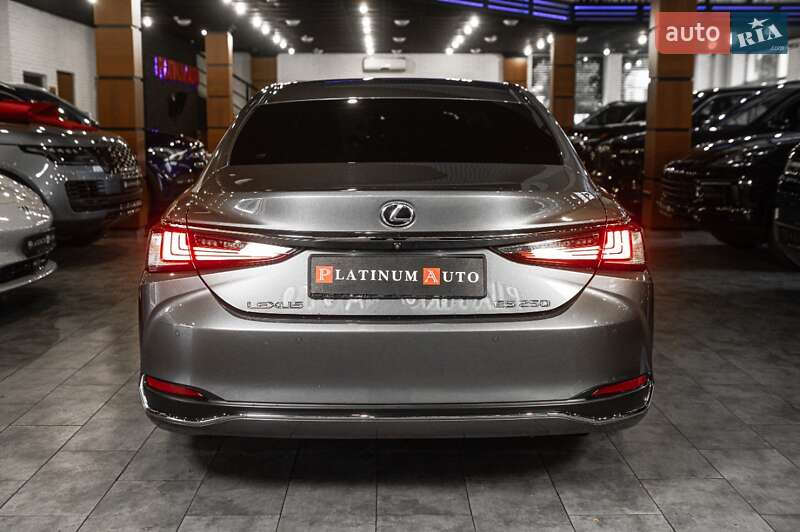 Седан Lexus ES 2019 в Ужгороде