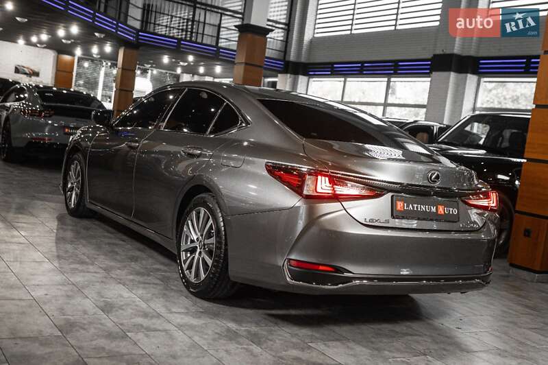 Седан Lexus ES 2019 в Ужгороде