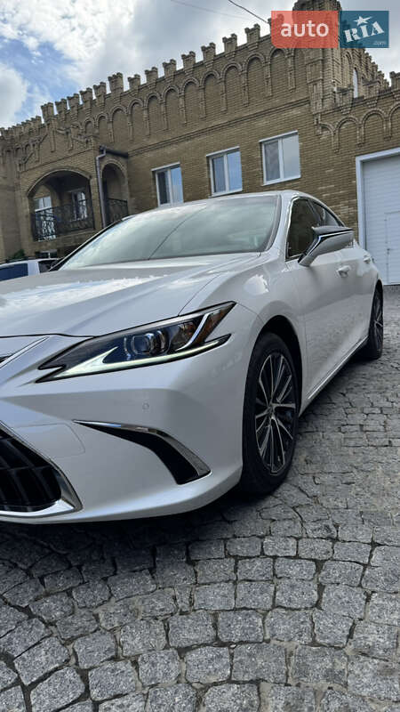 Седан Lexus ES 2024 в Первомайську