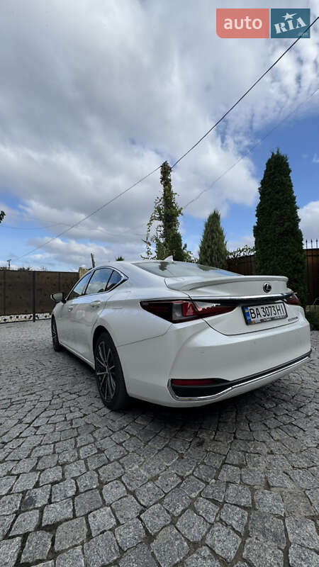 Седан Lexus ES 2024 в Первомайську