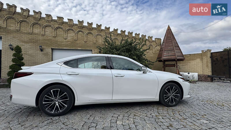 Седан Lexus ES 2024 в Первомайську