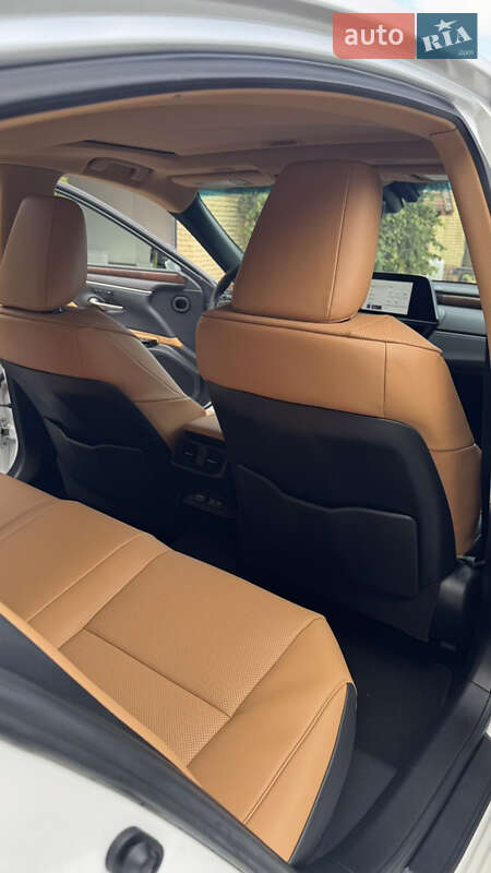 Седан Lexus ES 2024 в Первомайську