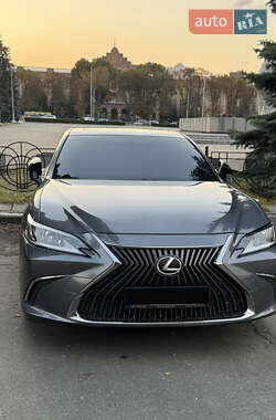 Седан Lexus ES 2018 в Першотравенске