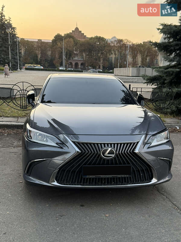 Седан Lexus ES 2018 в Першотравенську
