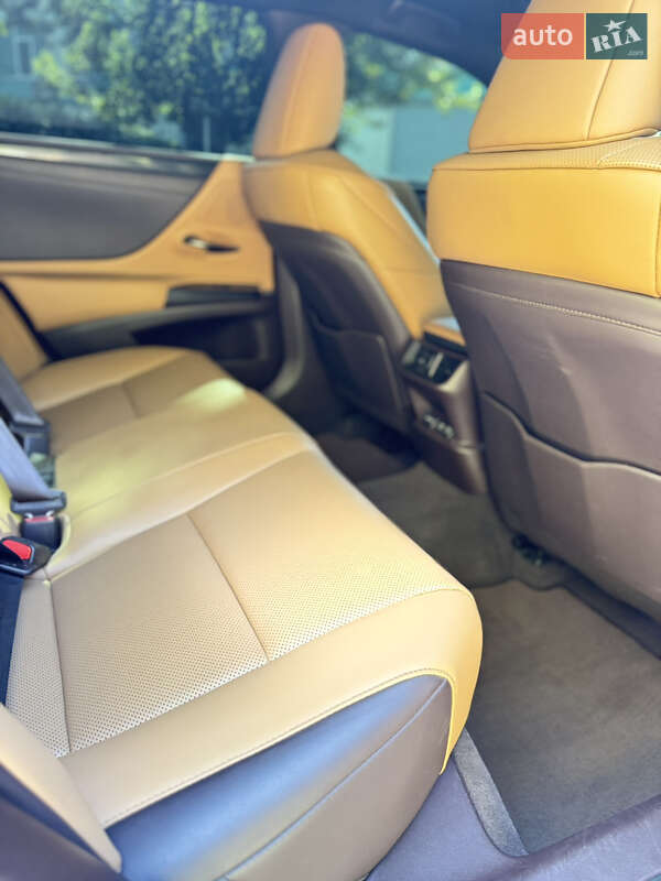 Седан Lexus ES 2018 в Першотравенську