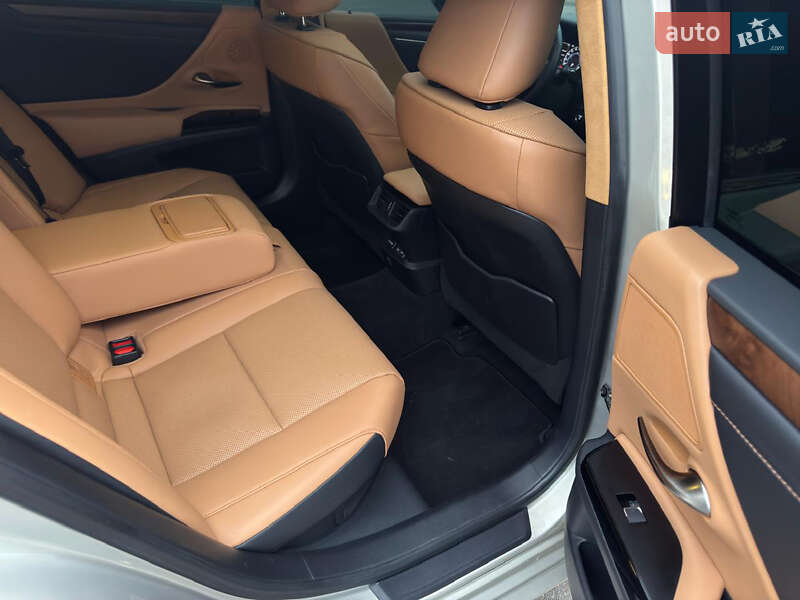 Седан Lexus ES 2021 в Киеве