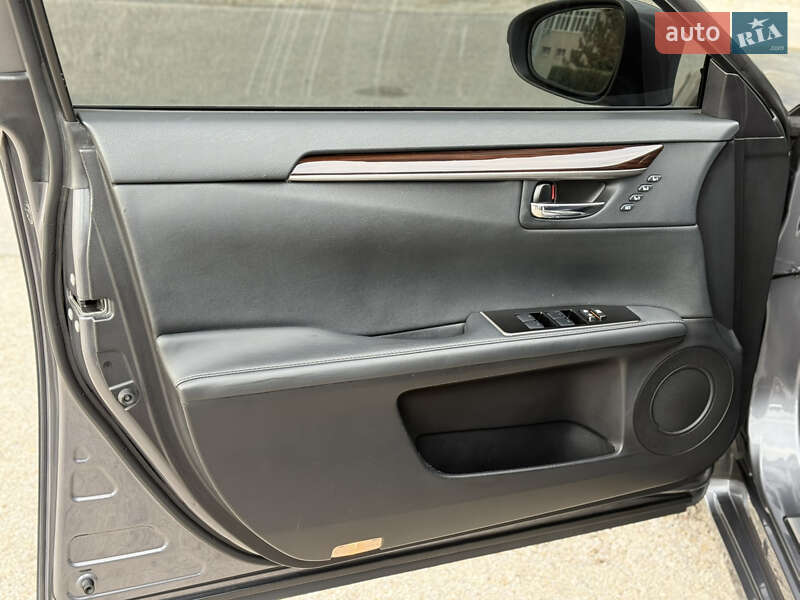 Седан Lexus ES 2016 в Дніпрі