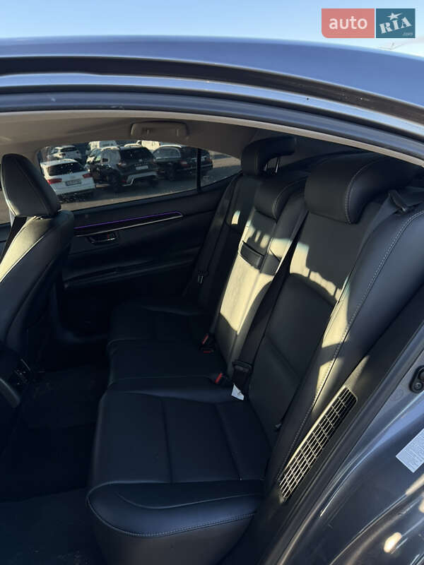 Седан Lexus ES 2015 в Черновцах