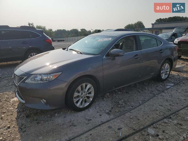 Седан Lexus ES 2015 в Львове