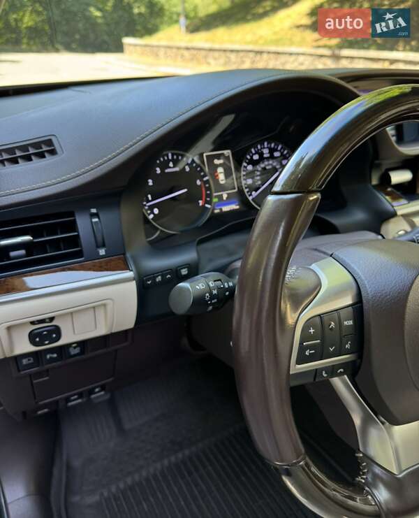 Седан Lexus ES 2016 в Виннице