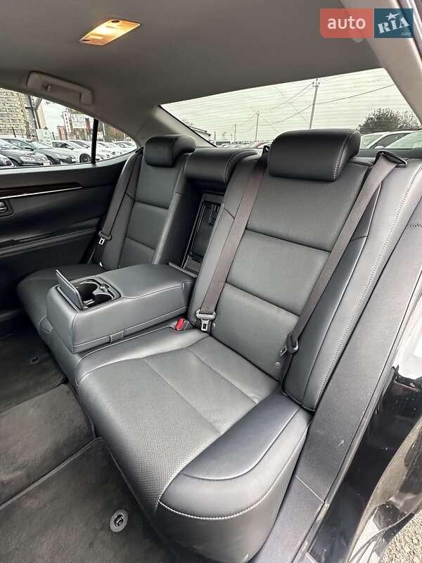 Седан Lexus ES 2015 в Белогородке