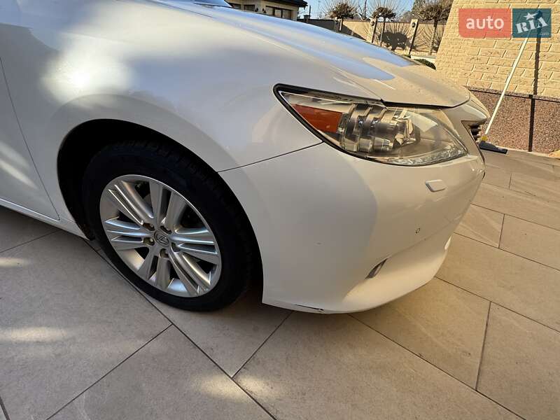 Седан Lexus ES 2015 в Киеве