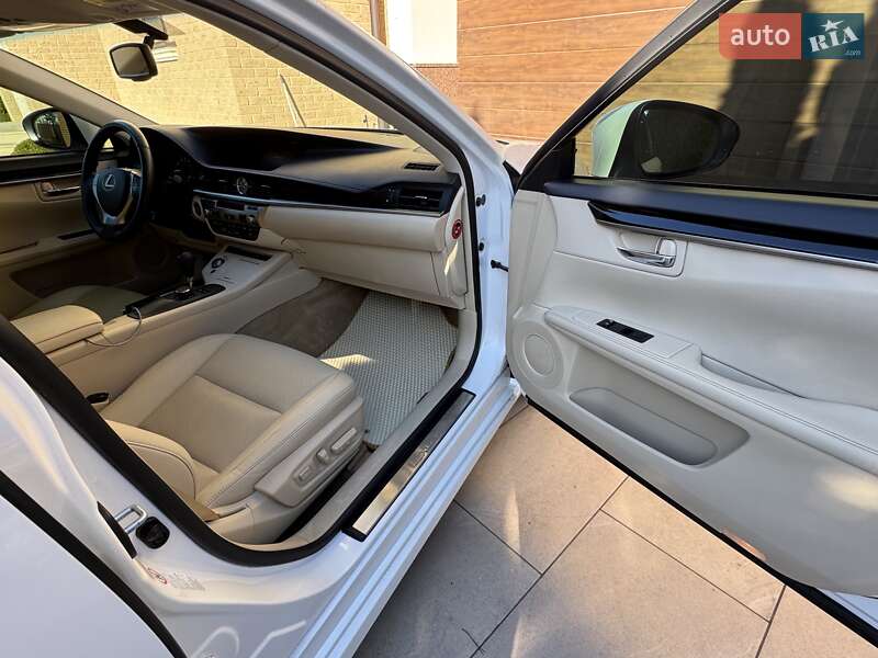Седан Lexus ES 2015 в Киеве