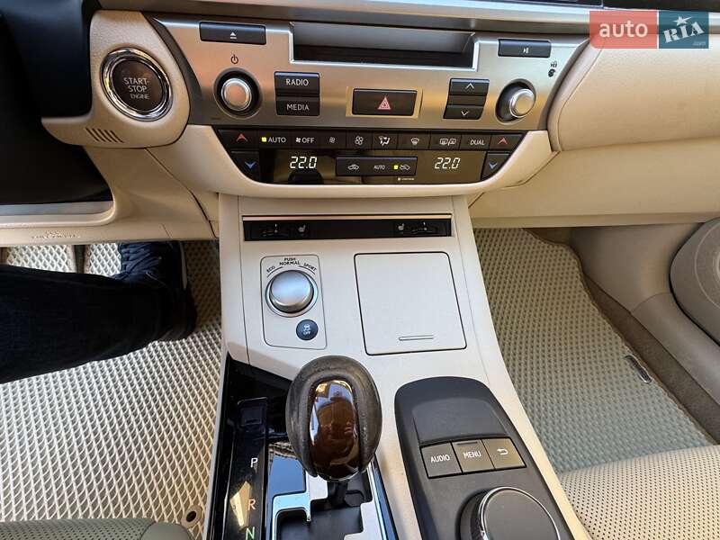 Седан Lexus ES 2015 в Киеве