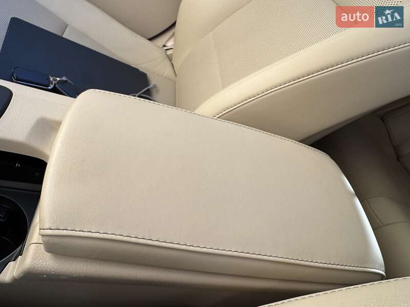 Седан Lexus ES 2015 в Киеве