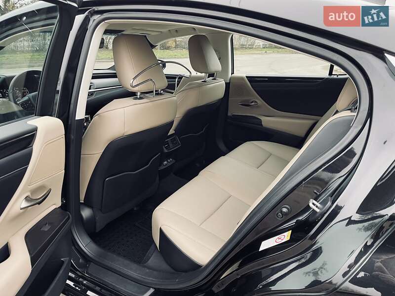 Седан Lexus ES 2019 в Ровно