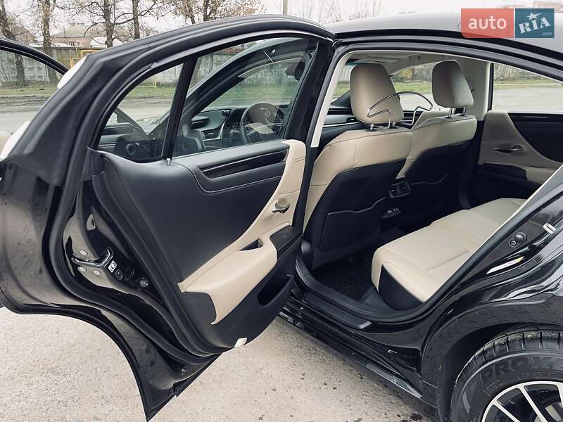 Седан Lexus ES 2019 в Ровно