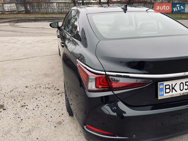 Седан Lexus ES 2019 в Ровно