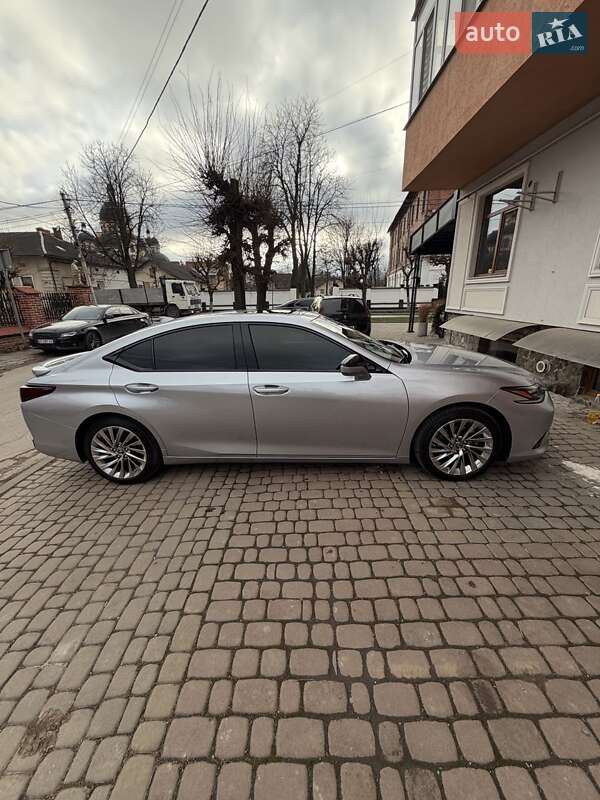 Седан Lexus ES 2023 в Коломые