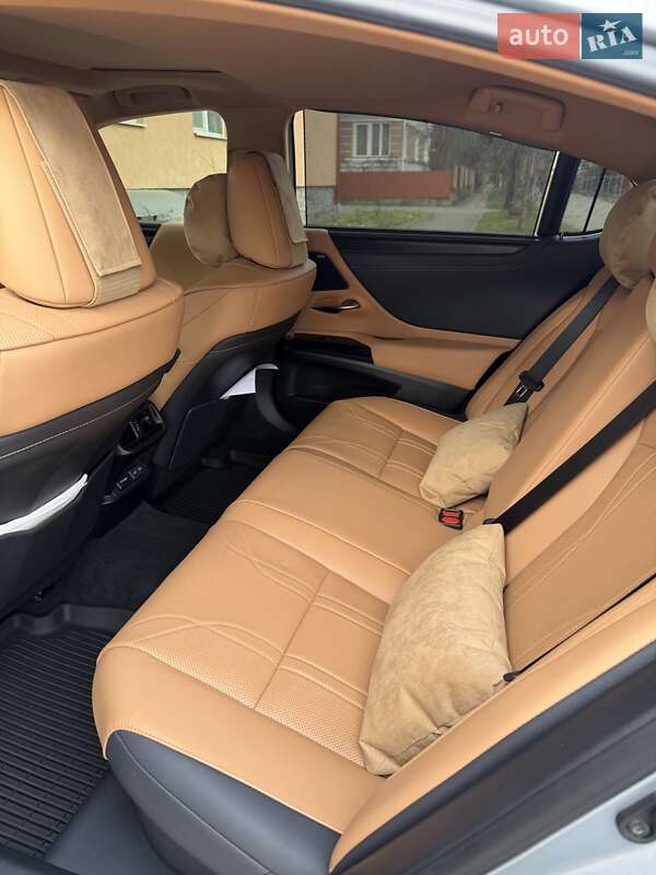 Седан Lexus ES 2023 в Коломые