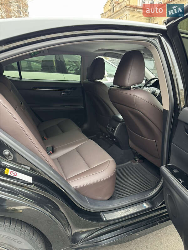 Седан Lexus ES 2018 в Киеве