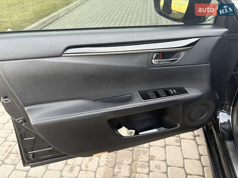 Седан Lexus ES 2017 в Городке
