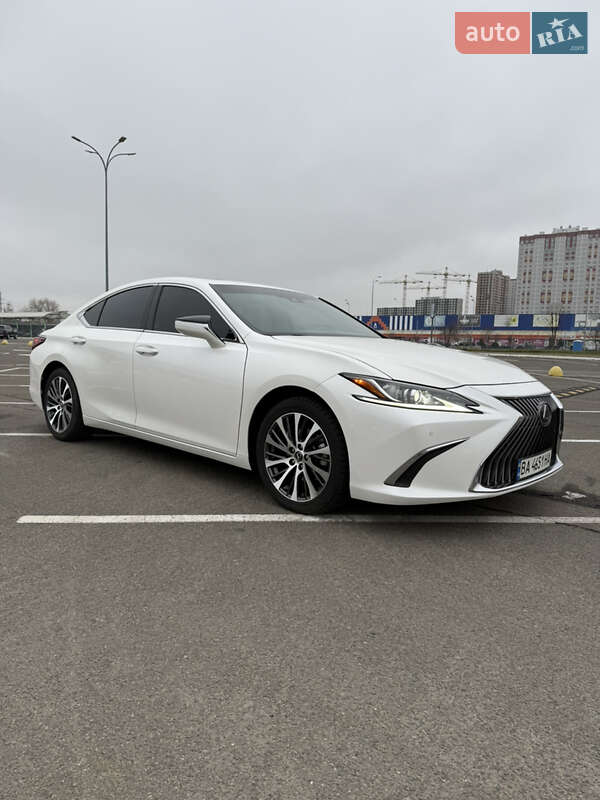 Lexus ES 2020