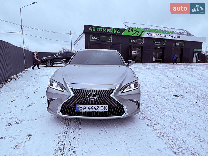 Седан Lexus ES 2018 в Кропивницком
