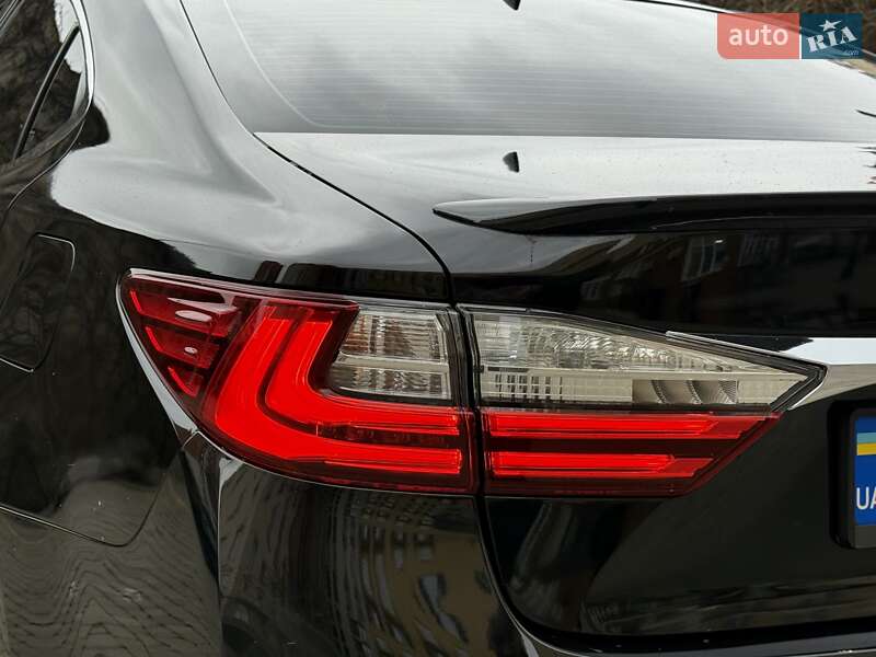 Седан Lexus ES 2018 в Одесі