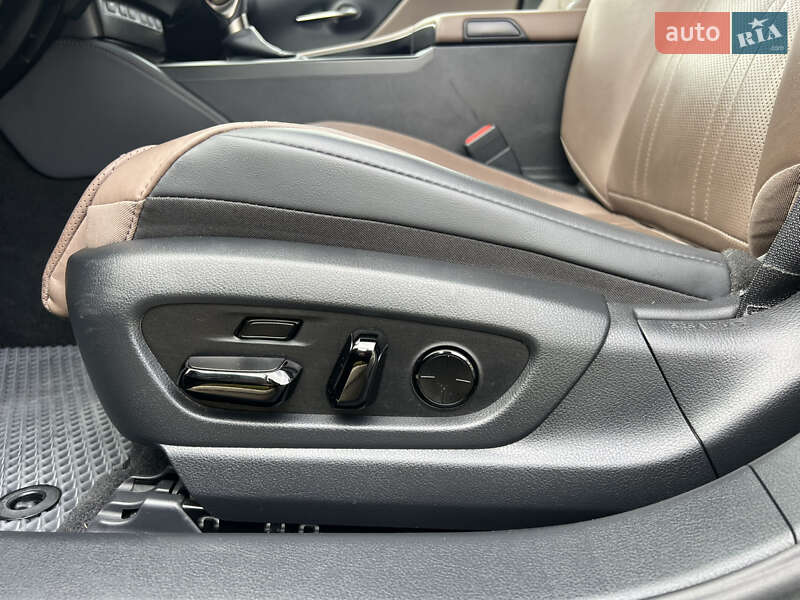 Седан Lexus ES 2024 в Рівному