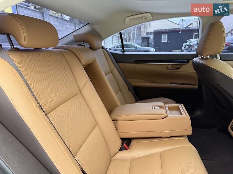 Седан Lexus ES 2016 в Виннице