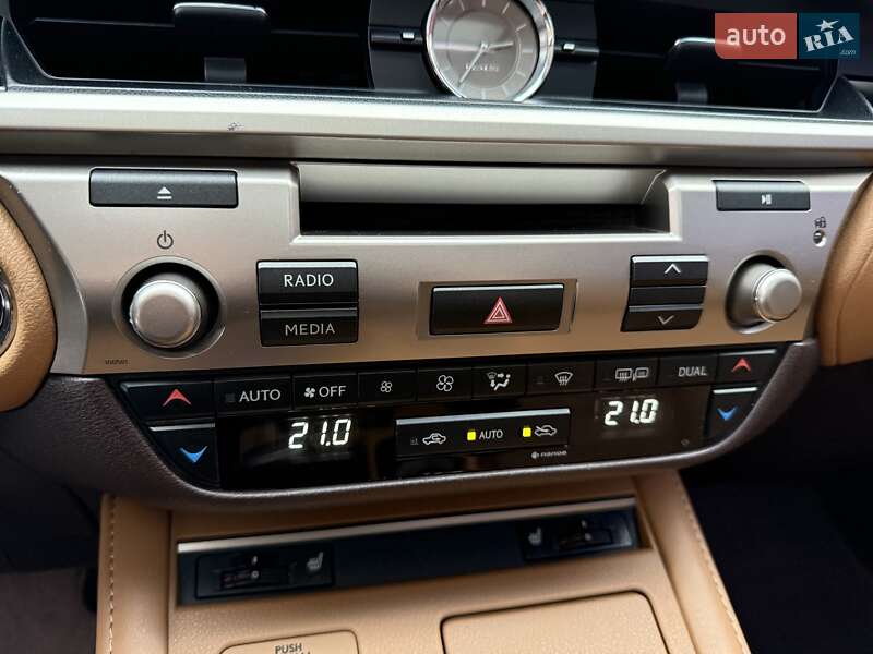 Седан Lexus ES 2016 в Виннице