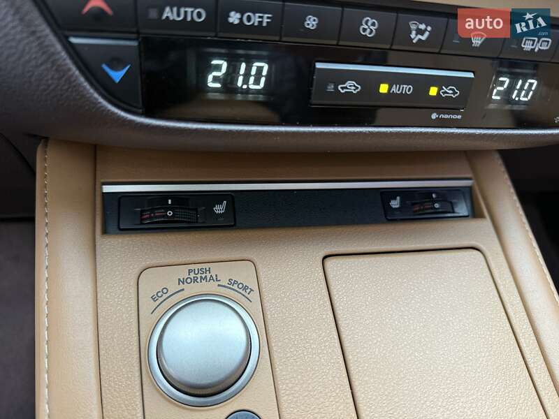 Седан Lexus ES 2016 в Виннице