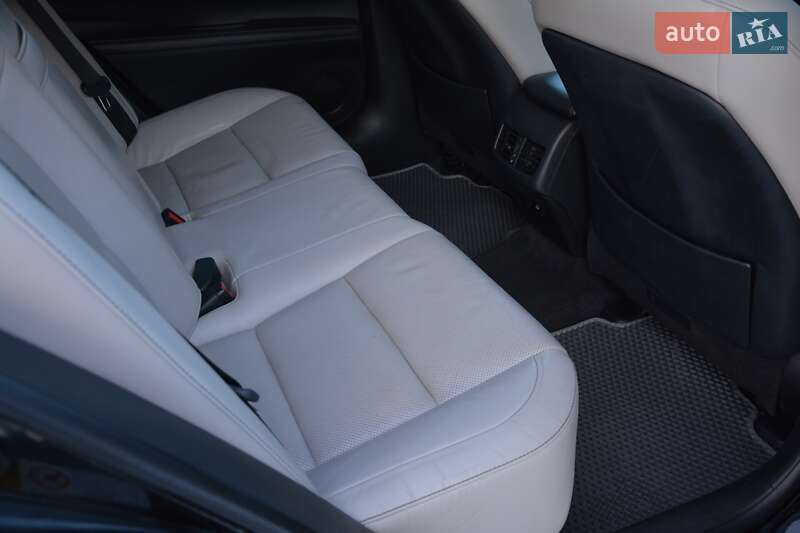 Седан Lexus ES 2013 в Киеве