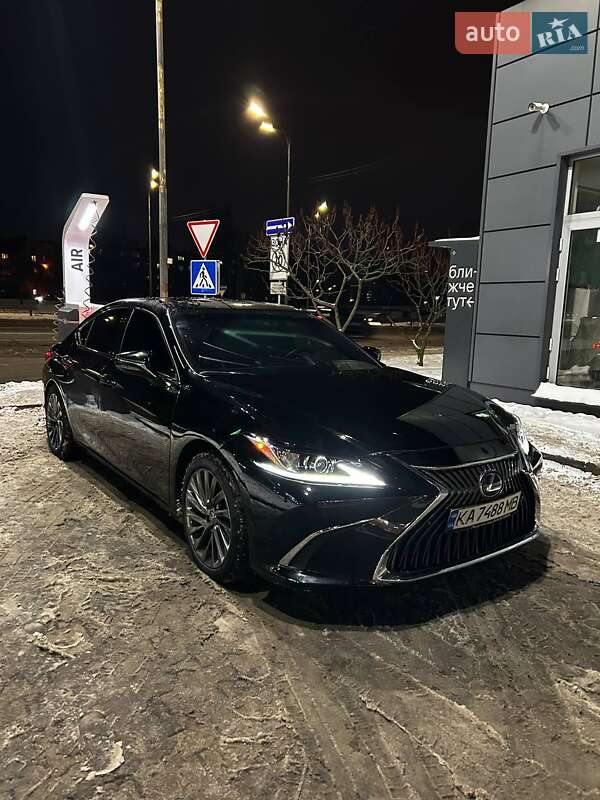 Седан Lexus ES 2018 в Киеве