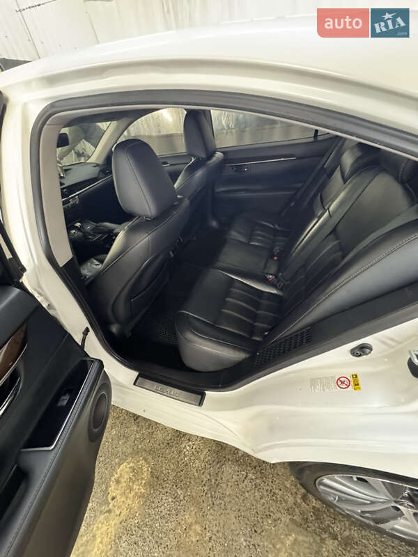 Седан Lexus ES 2015 в Киеве